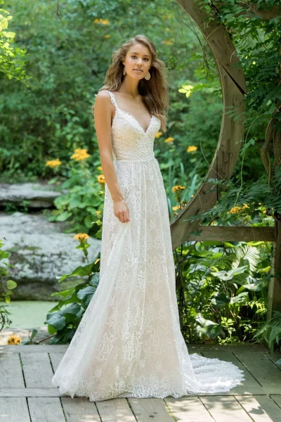 Vestido de novia Lillian West modelo 66020 con encaje bordado y tirantes, en tonos almendra y marfil.