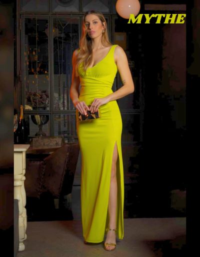 Vestido largo de verano en amarillo neón con abertura lateral para cenas y cocteles, disponible en Novias Victoria, Viladecans.