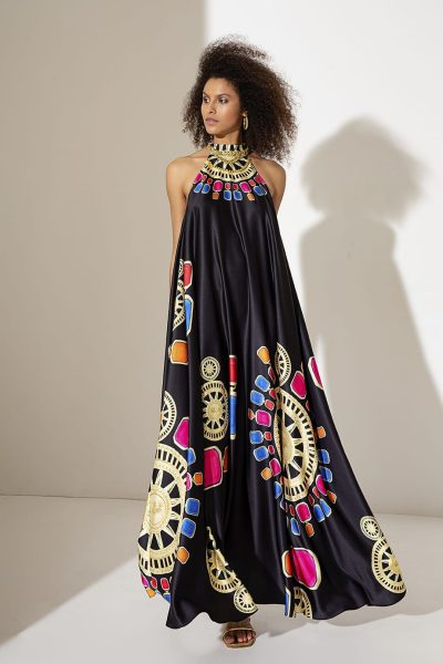 Kaftán negro de Allure con estampado geométrico y detalles dorados para un look bohemio chic, disponible en Novias Victoria, Viladecans.