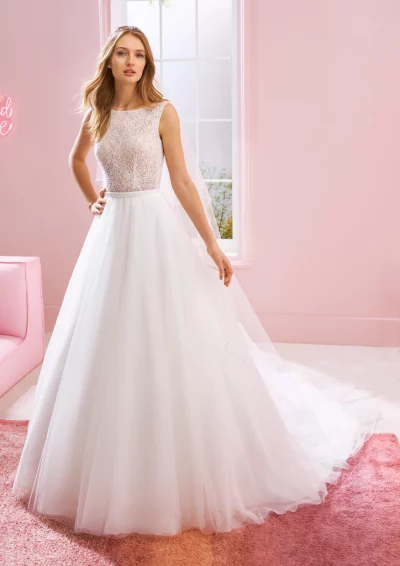 GLORIA: Vestido de Novia Princesa con corset de Chantilly y perlas a solo 499 €. Elegancia y glamour para tu día especial.