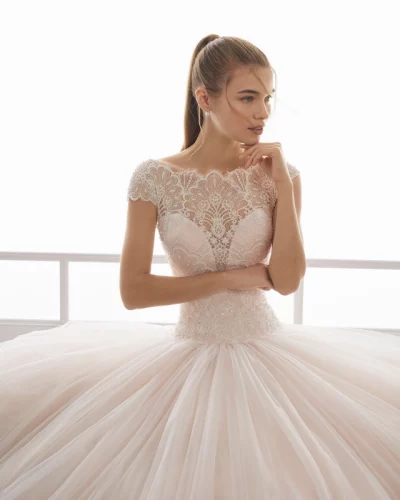 Vestido de Novia Encanto Rosé EVALI de Aire Barcelona, con detalles de pedrería y espalda escotada, disponible en Novias Victoria