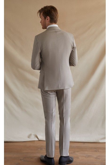Traje de Novio Roberto Vicentti Modelo 94.23.690 en beige con americana, chaleco cruzado y pantalón de corte clásico, ideal para bodas y eventos formales. Ahora en oferta.