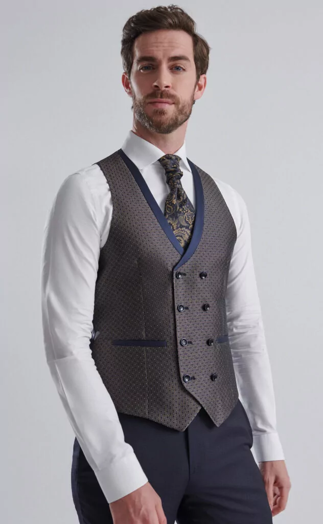 Traje de Novio Roberto Vicentti Modelo 17.24.300 en color navy con chaqueta de solapas satinadas, chaleco con patrón y pantalón de corte clásico, ideal para bodas y eventos formales. Ahora en oferta.