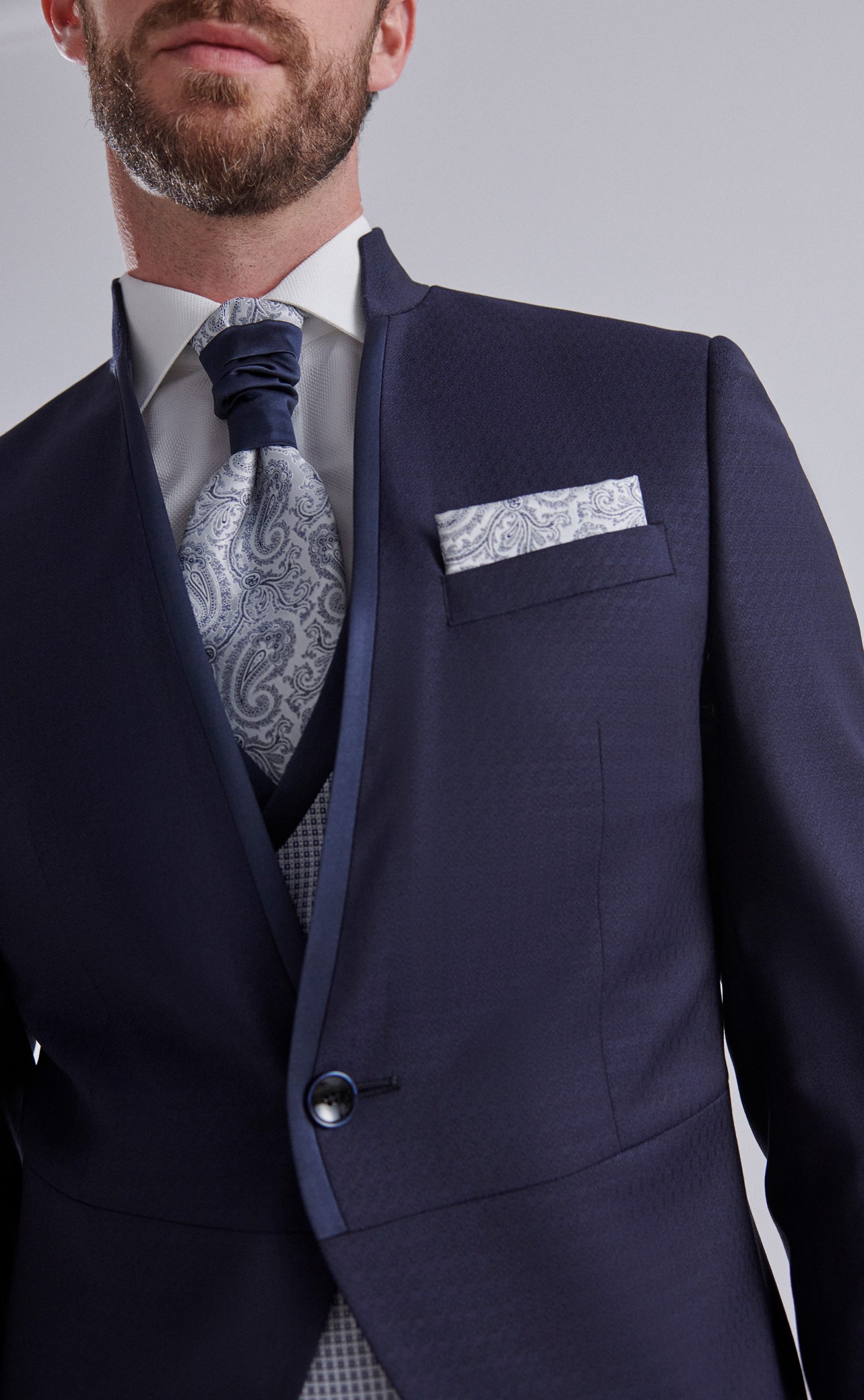 Traje de Novio Roberto Vicentti Modelo Eternal 14.24.300 en color navy con chaqueta entallada, chaleco con patrón y pantalón de corte clásico, ideal para bodas y eventos formales. Ahora en oferta.