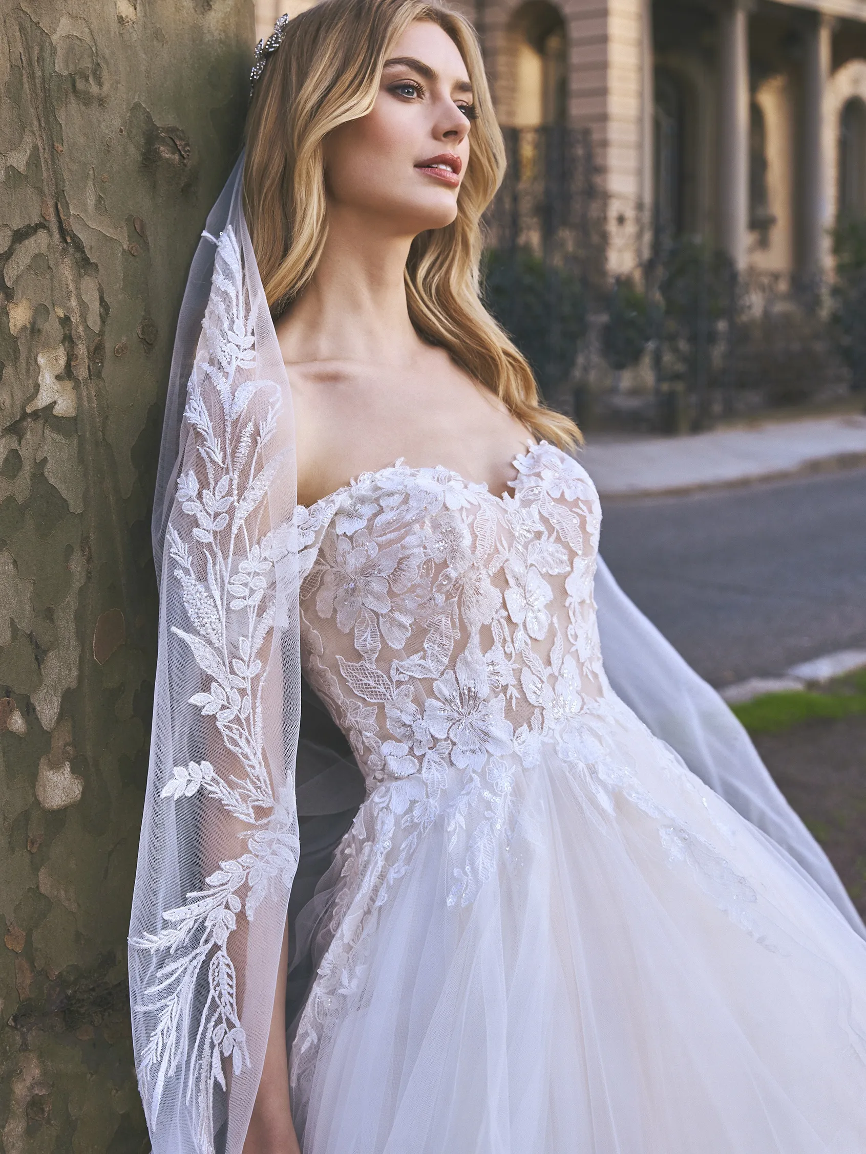 Vestido de novia WISE de St. Patrick, corte en A, confeccionado en tul con volantes y detalles florales, escote corazón sin mangas.