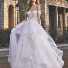 Vestido de novia WISE de St. Patrick, corte en A, confeccionado en tul con volantes y detalles florales, escote corazón sin mangas.