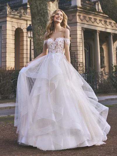 Vestido de novia WISE de St. Patrick, corte en A, confeccionado en tul con volantes y detalles florales, escote corazón sin mangas.