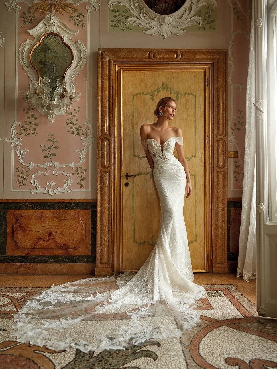 Vista completa del vestido de novia SADIE de Nicole Milano en corte sirena, ideal para bodas elegantes