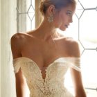 Detalle del escote corazón del vestido de novia SADIE de Nicole Milano con mangas off-shoulder