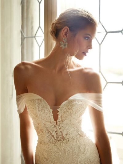 Detalle del escote corazón del vestido de novia SADIE de Nicole Milano con mangas off-shoulder