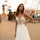 Detalle del corpiño del vestido de novia SELENA de White One con delicadas cuentas y encaje, resaltando el escote profundo.