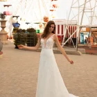 Vista frontal del vestido de novia SELENA de White One con corte en A, tirantes de ilusión y escote profundo en encaje.