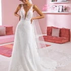 Vista frontal del vestido de novia SELENA de White One con corte en A, tirantes de ilusión y escote profundo en encaje.