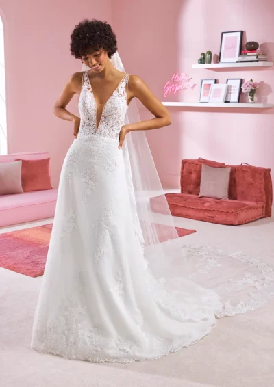 Vista frontal del vestido de novia SELENA de White One con corte en A, tirantes de ilusión y escote profundo en encaje.